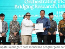 Bupati Bojonegoro Setyo Wahono Terima Penghargaan Dari Halal Metric UB