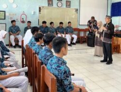Disdukcapil Jemput Bola ke SMAN1 Bojonegoro Pelajar Rekam KTP -eltanpa Tinggalkan Sekolah 