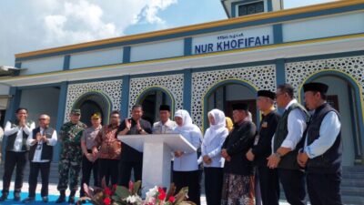 Gubernur Jatim Salurkan BLT DBHCTH Dan Resmikan Masjid di Bojonegoro 