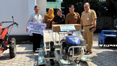 Pemkab Bojonegoro Salurkan Bantuan Alsintan  ke Petani untuk Meingkatkan Produksifitas 