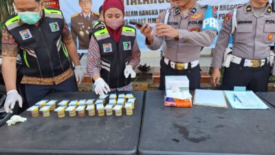 Polres Jember Laksanakan Tes Urine Demi Pengawasan Internal dan Deteksi Dini Penyalahgunaan Narkoba