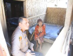 Polres Bondowoso Santuni Nenek Sebatangkara