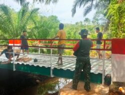 Babinsa Koramil 423-02/Arma Kodim 0423/BU Terus Aktif Mendampingi Masyarakat Dalam Proyek Pembuatan Jembatan di Desa Talang Denau