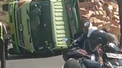 Detik-Detik Maut di Watu Dodol! Truk Hino Terguling Hindari Tabrakan Frontal Akibat Ulah Pengemudi ‘Nekat’ Mendahului, Dua Orang Selamat Berkat Refleks Cepat