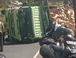 Detik-Detik Maut di Watu Dodol! Truk Hino Terguling Hindari Tabrakan Frontal Akibat Ulah Pengemudi ‘Nekat’ Mendahului, Dua Orang Selamat Berkat Refleks Cepat