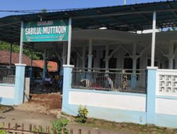 Warga Dusun Krajan RW 08 Gotong Royong Bangun Aula dan Saluran Air Masjid Sabilull Mutaqqin