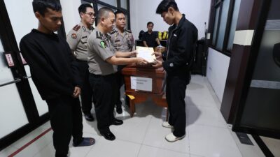 Tim DVI Polda Jatim Serahkan Dua Jenazah Korban KM Mutiara Sentosa II kepada Keluarga