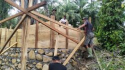 Babinsa Koramil 423-05/Kerkap Dampingi Percepatan Pembangunan Jembatan Gantung Perintis di Bengkulu Utara