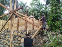 Babinsa Koramil 423-05/Kerkap Dampingi Percepatan Pembangunan Jembatan Gantung Perintis di Bengkulu Utara