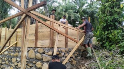 Babinsa Koramil 423-05/Kerkap Dampingi Percepatan Pembangunan Jembatan Gantung Perintis di Bengkulu Utara
