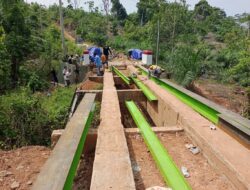 Kodim 0423 dan Warga Bengkulu Utara Gotong Royong Bangun Jembatan Penghubung Desa