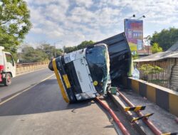 WASPADA! Ngantuk Sedetik, Rugi Jutaan! Truk Isuzu Terguling di Jembatan Alasrejo, Sopir Bojonegoro “Lupa Diri” Saat Bawa Muatan