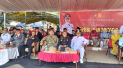 Berikut adalah draf berita dengan judul yang sangat tajam, penuh semangat kemenangan, dan menonjolkan kesempurnaan pelaksanaan upacara:  GEMILANG DI LAPANGAN GARUDA! Upacara HUT RI ke-81 Wongsorejo Sukses Total Tanpa Celah, Ribuan Warga Bersatu Dalam Satu Barisan Tegak Lurus!  WONGSOREJO – Sejarah kembali terukir dengan tinta emas di Banyuwangi! Puncak peringatan Hari Ulang Tahun (HUT) Republik Indonesia ke-81 di Lapangan Garuda/RTH Desa Bajulmati, Kecamatan Wongsorejo, berlangsung sukses besar, khidmat, dan tanpa kendala sedikit pun. Senin pagi (17/8/2026), tepat pukul 09.00 WIB, ribuan warga dari berbagai elemen menyatu dalam harmoni kebangsaan yang memukau.  Dengan tema “Bersama Rakyat, Negara Kuat; Berdaulat, Adil, dan Makmur”, suasana lapangan berubah menjadi lautan merah putih yang disiplin dan tertib. Tidak ada kerusuhan, tidak ada kemacetan, hanya ada derap langkah pasti dan tatapan mata yang berkaca-kaca haru saat Sang Saka Merah Putih dikibarkan.  Kolaborasi Sempurna Forkopimca & Masyarakat  Kesuksesan acara ini adalah buah dari sinergi solid antara pemerintah dan rakyat. Tampak hadir memberikan penghormatan tertinggi: *   Camat Wongsorejo, Mohammad Mahfud, selaku Inspektur Upacara. *   Kapolsek Wongsorejo, AKP Eko Darmawan, SH. *   Perwakilan Kodim 0825/Banyuwangi, Kapten Kav Imade Adi Santoso yang diwakili oleh Peltu I Gusti Ngurah Putu. *   Seluruh Kepala Desa dari 12 Desa se-Kecamatan Wongsorejo.  Peserta upacara berasal dari gabungan sempurna: pelajar SD hingga SMA/SMK, elemen pemerintah, Linmas, Ormas, WANITA, KAMRA, serta para orang tua paskibraka yang dengan bangga melihat putra-putrinya bertugas dengan sempurna.  Drumband MTS 12 & Tari Kolosal: Pembuka yang Memukau  Sebelum detik-detik proklamasi dibacakan, atmosfer semakin meriah dengan penampilan Pasukan Drumband MTS 12 Banyuwangi yang enerjik, disusul oleh Tari Kolosal yang melibatkan ratusan penari. Kombinasi seni dan disiplin ini berhasil membakar semangat nasionalisme sebelum memasuki inti acara sakral.  Komandan Upacara, Bripda Rafi Amri Fadila dari Polsek Wongsorejo, memimpin jalannya upacara dengan suara lantang dan gerakan tegas, memastikan setiap aba-aba dijalankan dengan presisi militer.  PESAN MORAL DARI BAJULMATI: Upacara ini membuktikan bahwa ketika pemimpin bersinergi dan rakyat mendukung, kesempurnaan bukanlah hal mustahil. Wongsorejo telah menunjukkan wajah terbaiknya: tertib, indah, dan penuh cinta tanah air.  Merdeka! Jayalah Indonesiaku! 🇮🇩🫡🎺💃🔥  Reporter: [Nama Anda/Inisial] Sumber: Pantauan Langsung Upacara HUT RI ke-81 di Lapangan Garuda Bajulmati