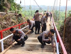 Polres Bengkulu Utara bersama Masyarakat gotong royong Perbaiki Jembatan Gantung Desa Kalbang