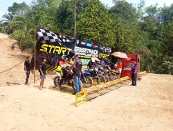Aksi Sengit Kroser Warnai Hari Pertama Grasstrack di Sirkuit Lembah Kencana
