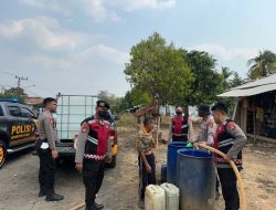 Atasi Dampak Kemarau Panjang, Sat Samapta Polres Way Kanan Salurkan Air Bersih ke Warga*