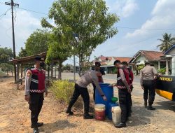 Atasi Dampak Kemarau Panjang, Sat Samapta Polres Way Kanan Salurkan Air Bersih ke Warga