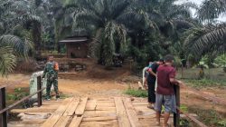 Babinsa Koramil 423-03/Lais Cek Lokasi dan Gotong Royong Persiapan Pembangunan Jembatan Perintis Garuda Penghubung Desa Suka Mulya–Marga Jaya