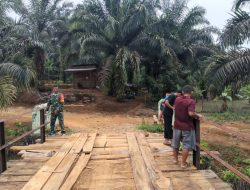 Babinsa Koramil 423-03/Lais Cek Lokasi dan Gotong Royong Persiapan Pembangunan Jembatan Perintis Garuda Penghubung Desa Suka Mulya–Marga Jaya