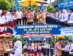 Pembagian Seragam Gratis SD,Mi,Mts dan SMP se kecamatan Sekincau oleh Bupati dan wakil Bupati Lampung Barat Hi Parosil Mabsus dan Drs.Mad Hasnurin