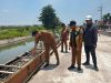 Proyek Jalan Beton Kebonagung-Kemasan Krian Sepanjang 1.050 Meter di Sidak Bupati Subandi