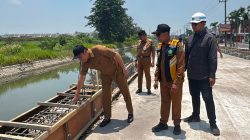 Proyek Jalan Beton Kebonagung-Kemasan Krian Sepanjang 1.050 Meter di Sidak Bupati Subandi